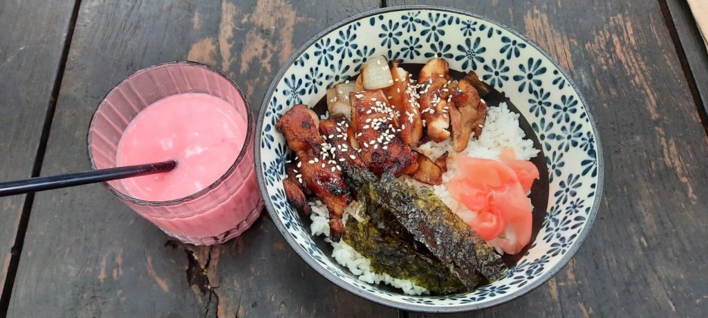 Salah satu sajian makanan dan minuman di Kurokoffe tempat ngopi di Bandung