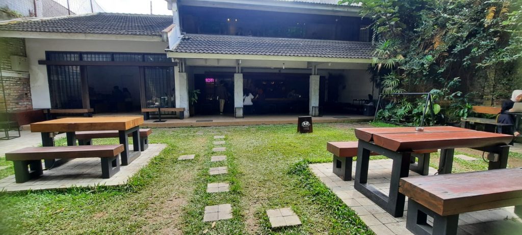 Menyantap sajian Kurokoffee di tengah kebun