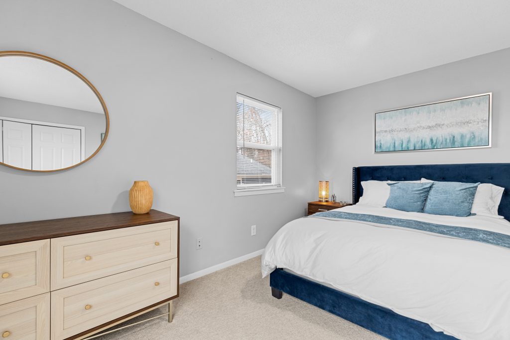 Warna abu-abu menjadikan kamar tidur sejuk