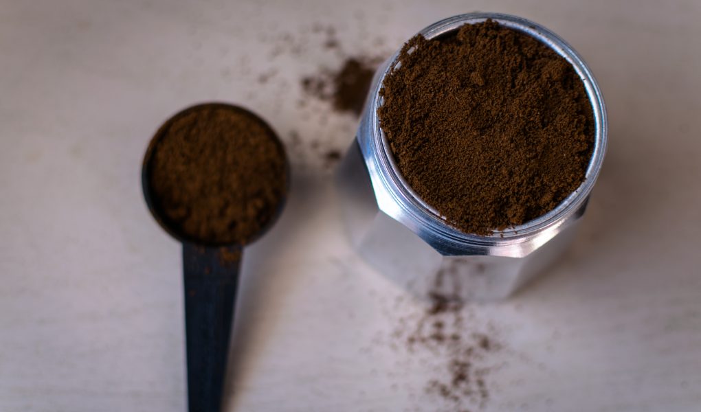 Cara Menghilangkan Bau Kamar Mandi Pakai Bubuk Kopi