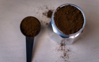 Cara Menghilangkan Bau Kamar Mandi Pakai Bubuk Kopi