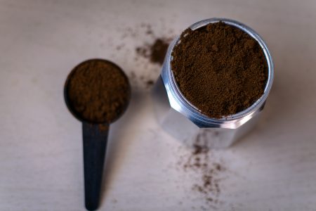 Cara Menghilangkan Bau Kamar Mandi Pakai Bubuk Kopi