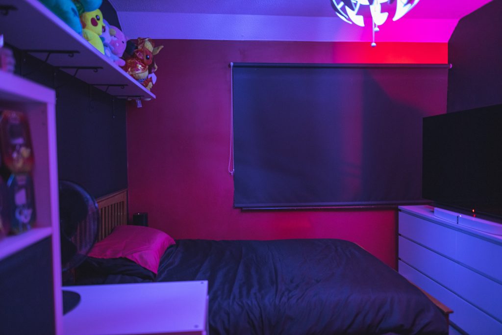 Kamar tidur ungu