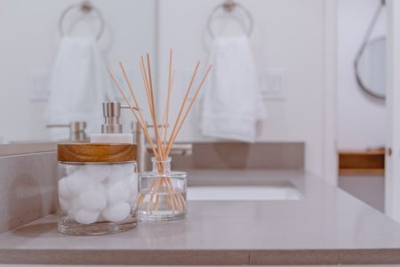 Pengharum kamar mandi alami