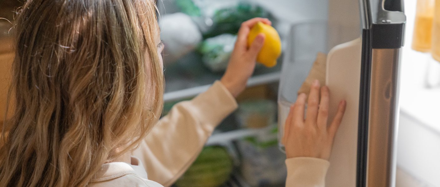 Membersihkan kulkas baru