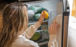 Membersihkan kulkas baru