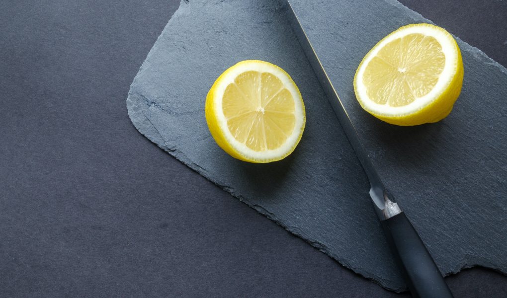 Lemon sebagai pembersih keramik kamar mandi