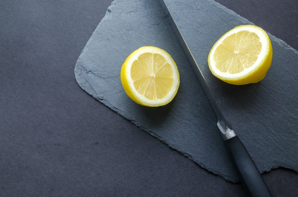Lemon sebagai pembersih keramik kamar mandi