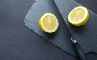 Lemon sebagai pembersih keramik kamar mandi