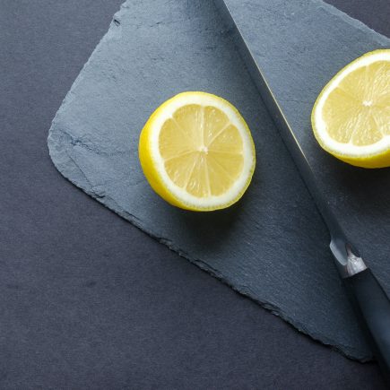 Lemon sebagai pembersih keramik kamar mandi