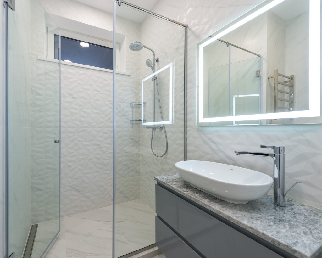 Gunakan Shower Pada Desain Kamar Mandi Minimalis 2 x 3 meter