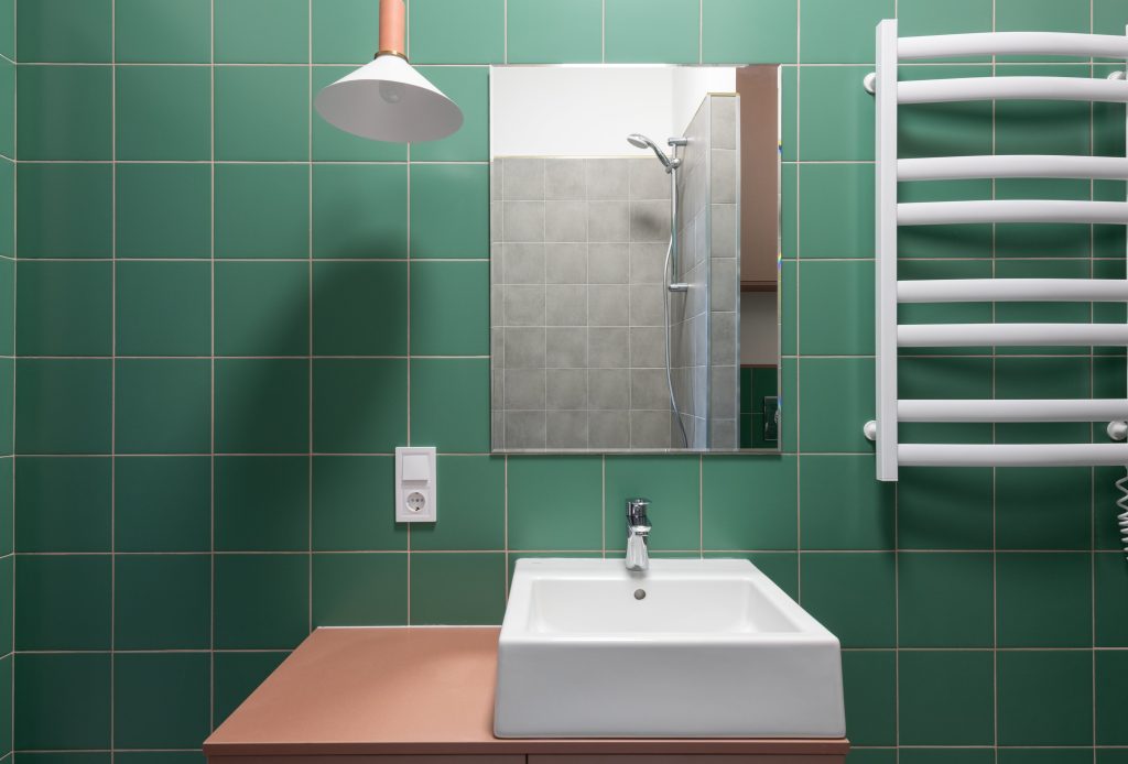 Kombinasikan Warna Kontras di Kamar Mandi Kecil