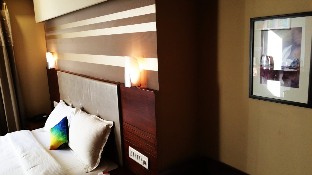 Warna Cokelat di Kamar Tidur