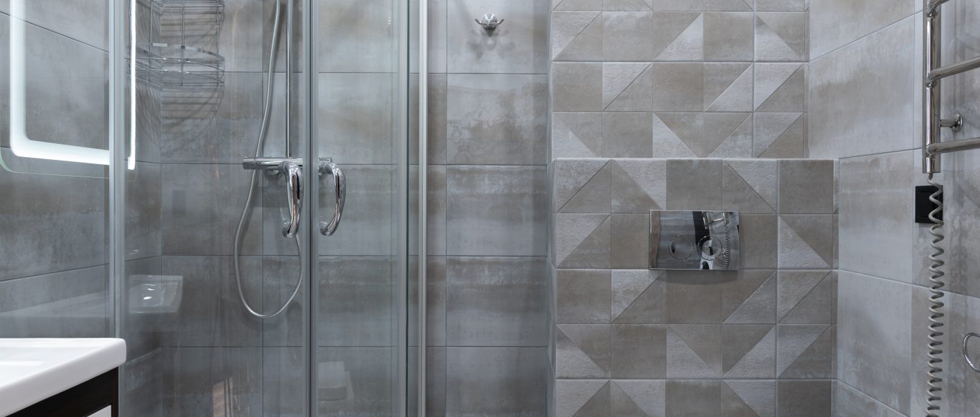 Dinding Abu-Abu Pada Kamar Mandi Minimalis