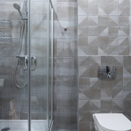 Dinding Abu-Abu Pada Kamar Mandi Minimalis