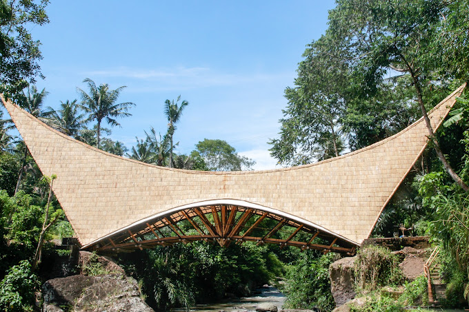 Desain Rumah Bioklimatik di Green School Bali