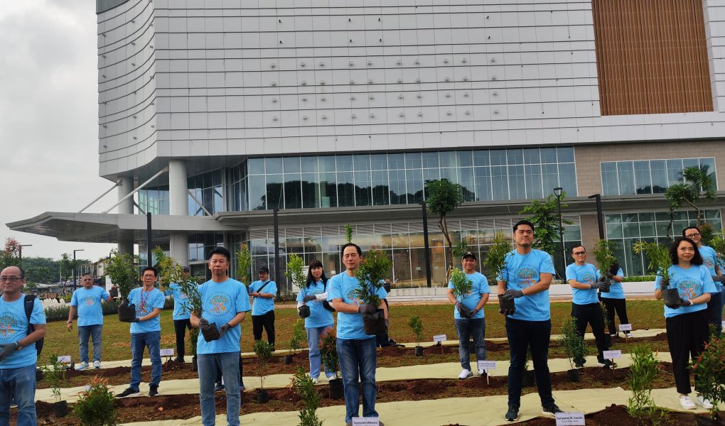 Penanaman Pohon Bersama Aeon dan Living World Kota Wisata