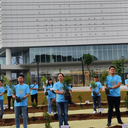 Penanaman Pohon Bersama Aeon dan Living World Kota Wisata