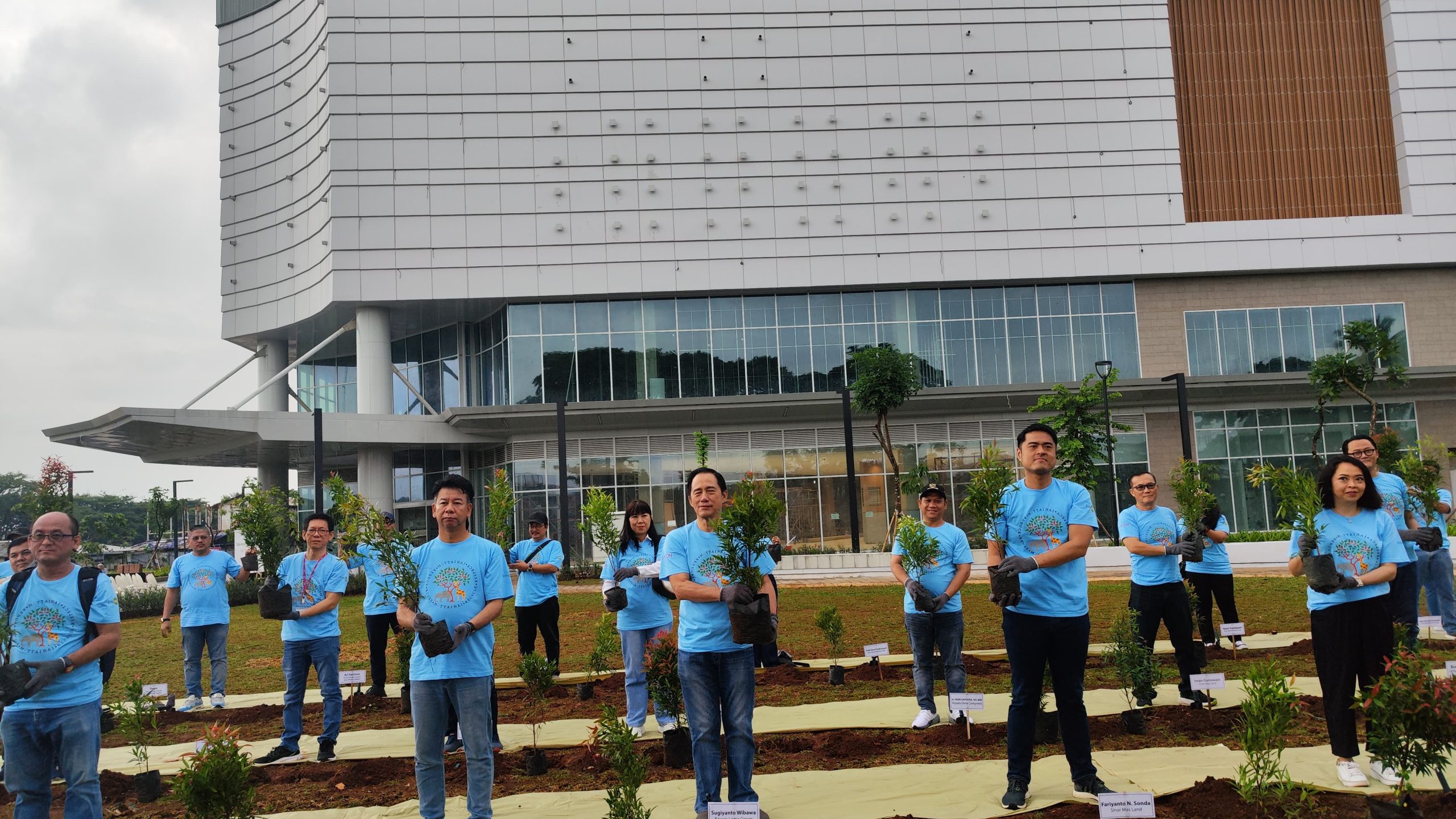 AEON Store & Living World Kota Wisata Gelar Penanaman Pohon
