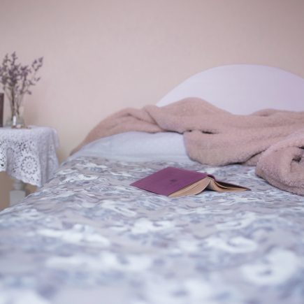 Cat Merah Muda di Kamar Tidur