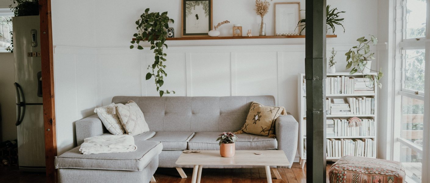 Rak Dinding di Ruang Tamu