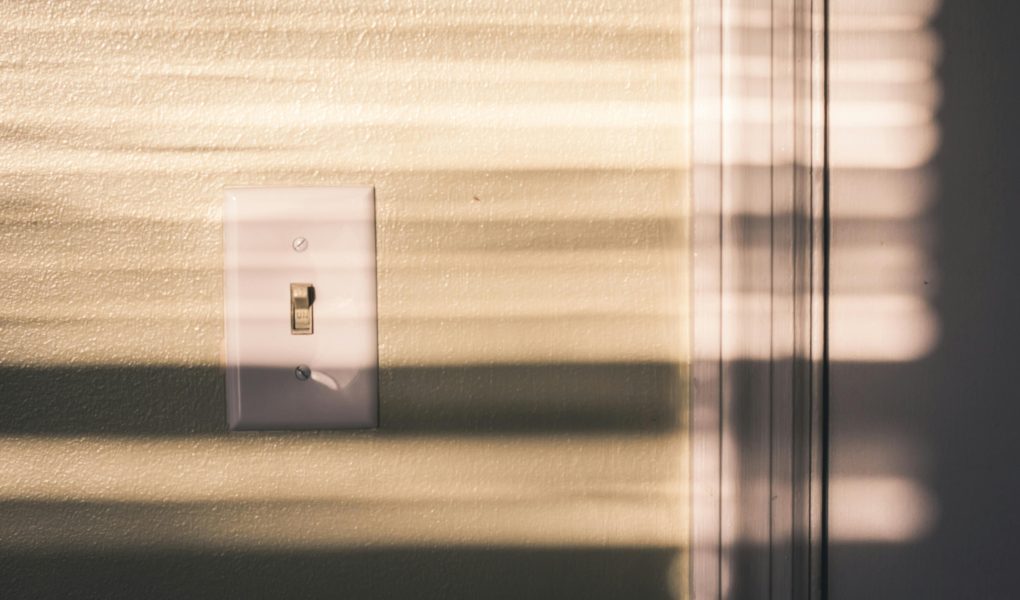 Cara Membersihkan Saklar Lampu