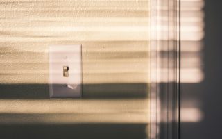 Cara Membersihkan Saklar Lampu