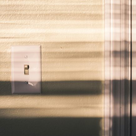 Cara Membersihkan Saklar Lampu