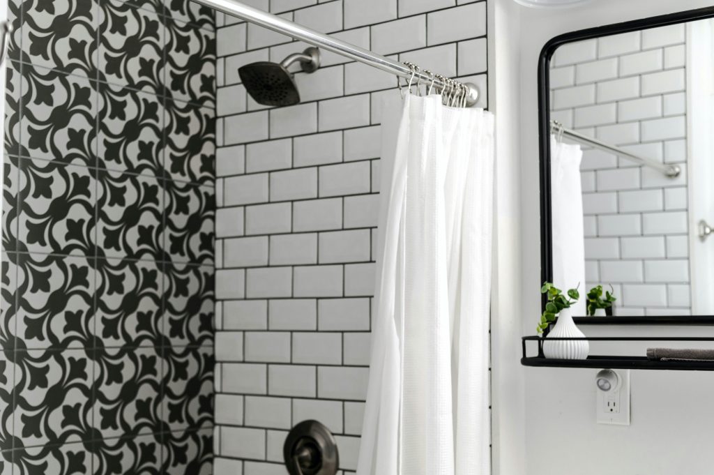 Nat Keramik Kamar Mandi Hitam