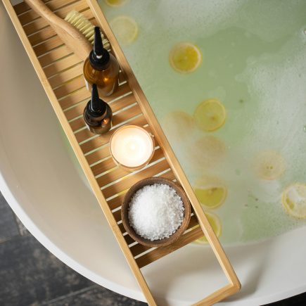 Fungsi Kapur Barus di Kamar Mandi