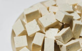 Berapa Lama Tahu Bertahan di Kulkas?