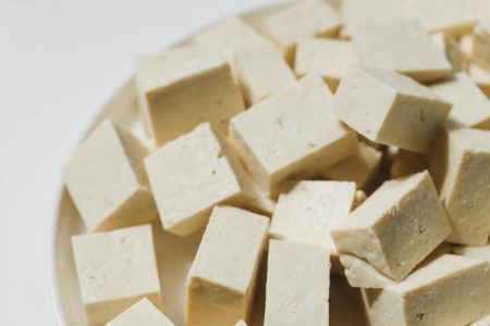 Berapa Lama Tahu Bertahan di Kulkas?