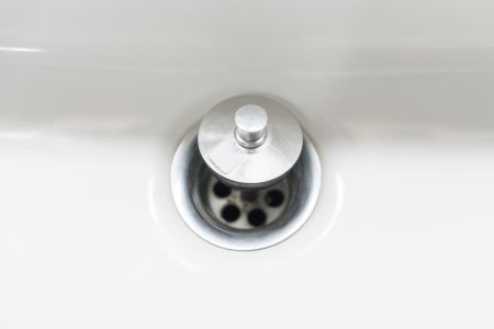 Mengatasi Saluran Kamar Mandi Berbau dan Tersumbat