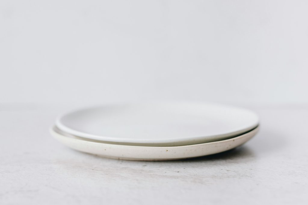 Cara Bersihkan Noda di Piring Keramik Putih, Foto: Unsplash: Mariana Beltrán