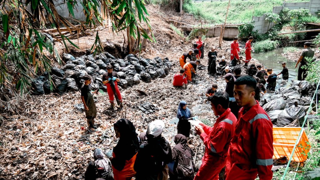 Kegiatan Pembersihan Sampah di Sungai