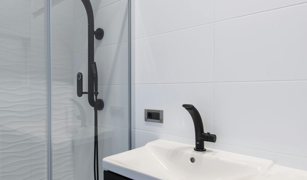 Cara Membersihkan Pintu Kaca Kamar Mandi