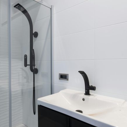 Cara Membersihkan Pintu Kaca Kamar Mandi