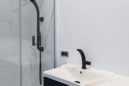 Cara Membersihkan Pintu Kaca Kamar Mandi