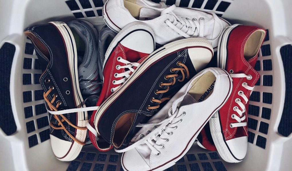 Membersihkan Noda Kuning di Sepatu