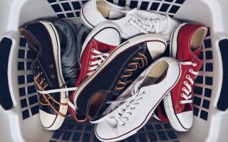 Membersihkan Noda Kuning di Sepatu