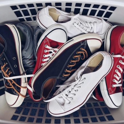 Membersihkan Noda Kuning di Sepatu