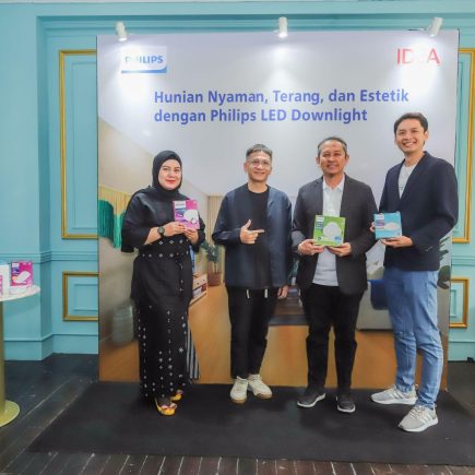 Angga Hudaya, Lighting Specialist Signify Indonesia; Dedy Bagus Pramono, Market Leader Signify Indonesia; Riri Yakub, Founder Atelier Riri; Indah Suzanti, Product Marketing Consumer Signify Indonesia