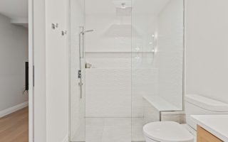 Desain Kamar Mandi Minimalis dengan Shower