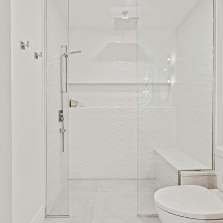 Desain Kamar Mandi Minimalis dengan Shower