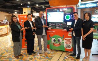 Perwakilan-Sharp-Indonesia-bersama-perwakilan-Plasticpay-dan-perwakilan-Mall-Artha-Gading-meresmikan-mesin-RVM-Sharp-yang-diletakan-di-Food-Court-lantai-2-Mall-Artha-Gading-
