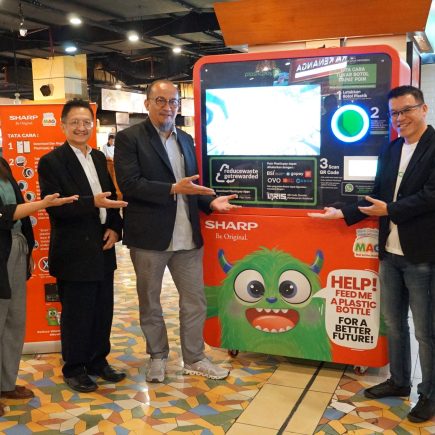 Perwakilan-Sharp-Indonesia-bersama-perwakilan-Plasticpay-dan-perwakilan-Mall-Artha-Gading-meresmikan-mesin-RVM-Sharp-yang-diletakan-di-Food-Court-lantai-2-Mall-Artha-Gading-
