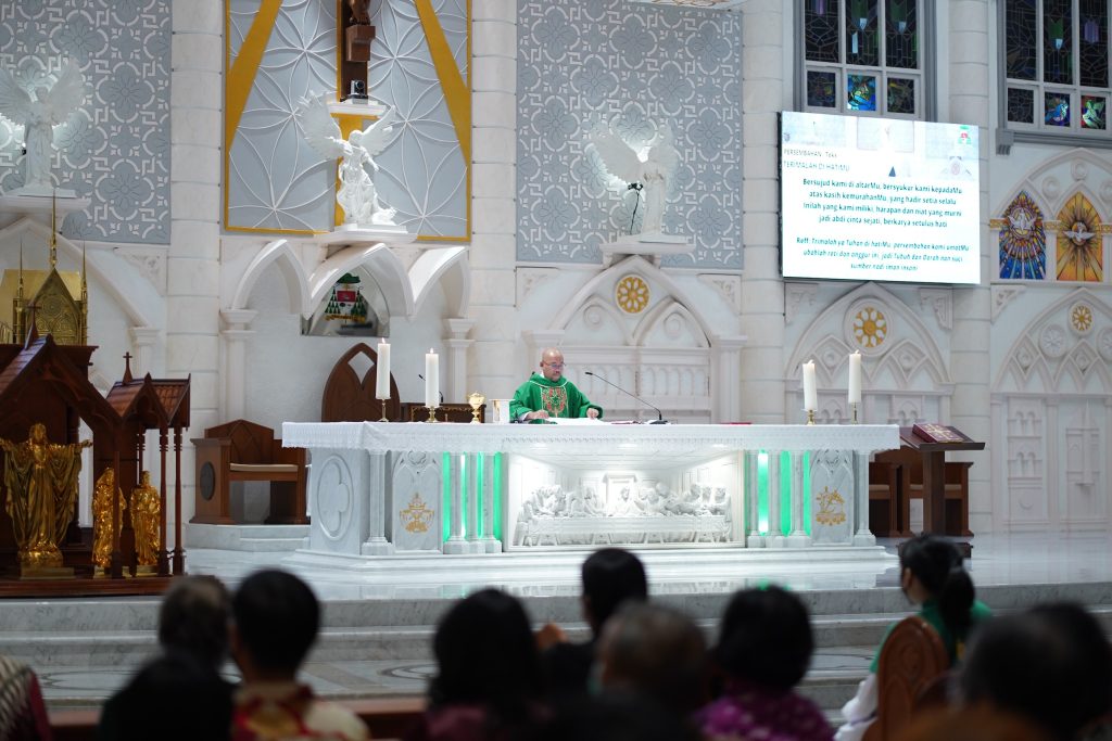 Gereja Katedral Santa Maria Palembang dengan Pencahayaan Signify