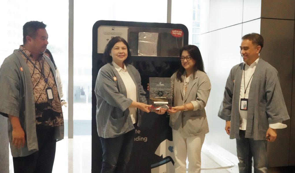 Penerimaan-Plakat-Kontribusi-1-Ton-Fabric-Waste-dari-EcoTouch-ke-Astra-Property-scaled.jpg