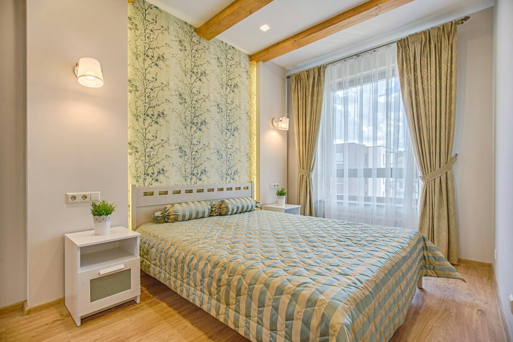 Wallpaper Motif Dedaunan Pada Kamar Tidur