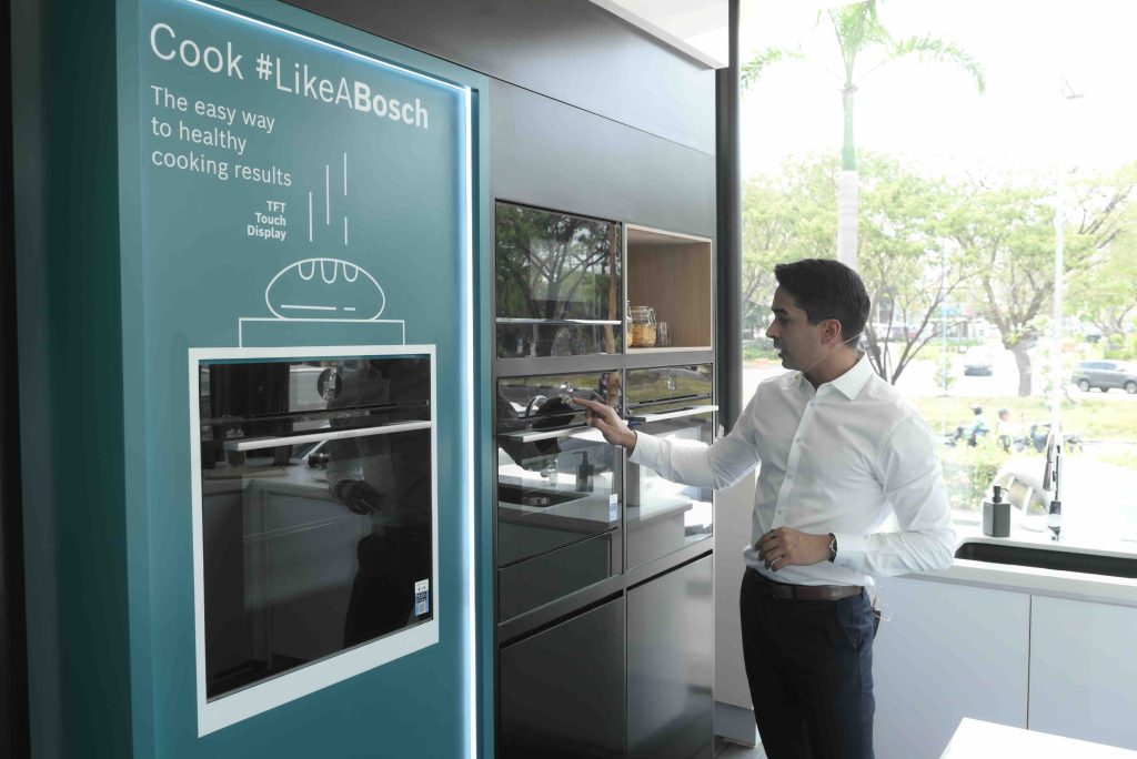 Presiden Direktur Bosch Home Appliances Indonesia, Anil Narula saat menunjukkan penggunaan produk built-in home appliances 